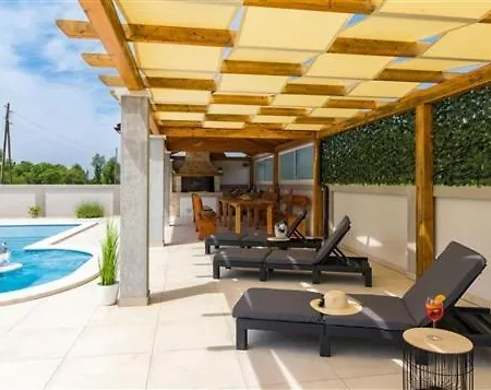 Attractive Villa Pula