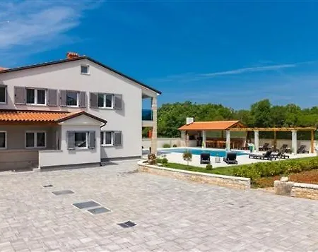 Attractive Vila Pula
