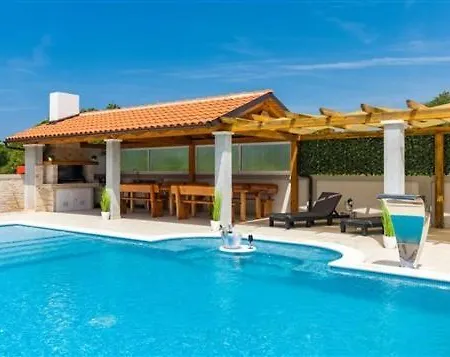 Attractive Vila *